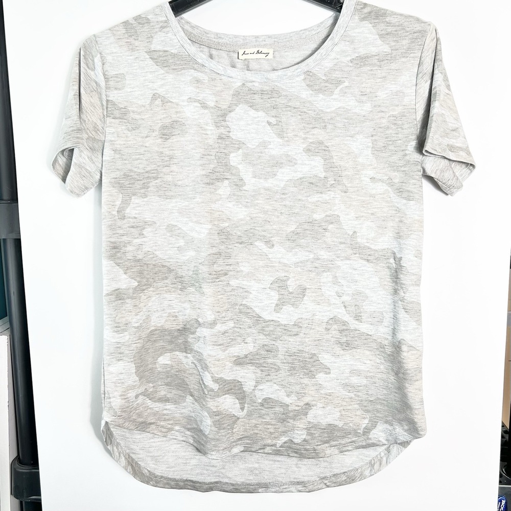 June and Delancey Womens Size‎ M Gray Camo Short Sleeve Tee EUC